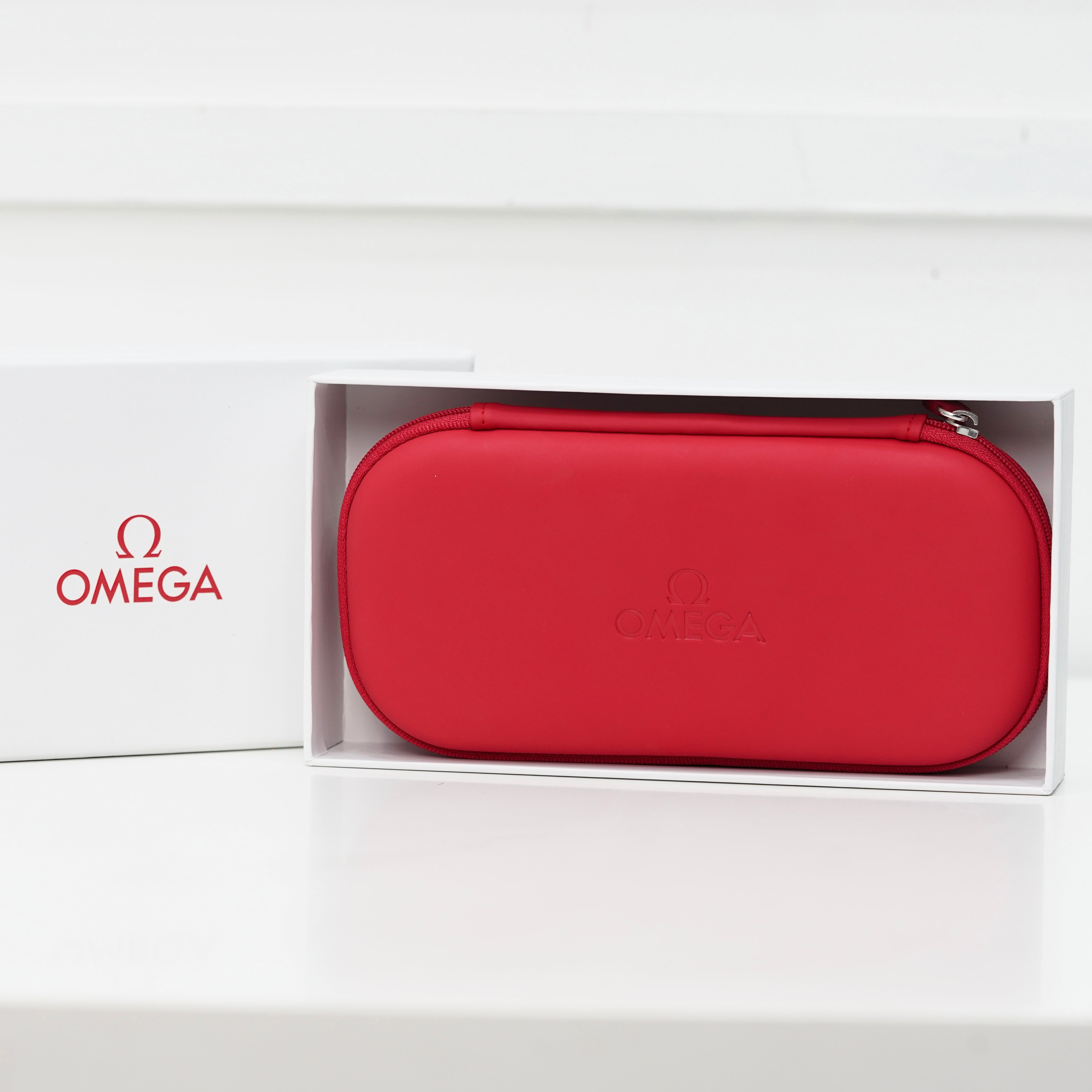 RED WATCH TRAVEL CASE HOLD 2 WATCHES