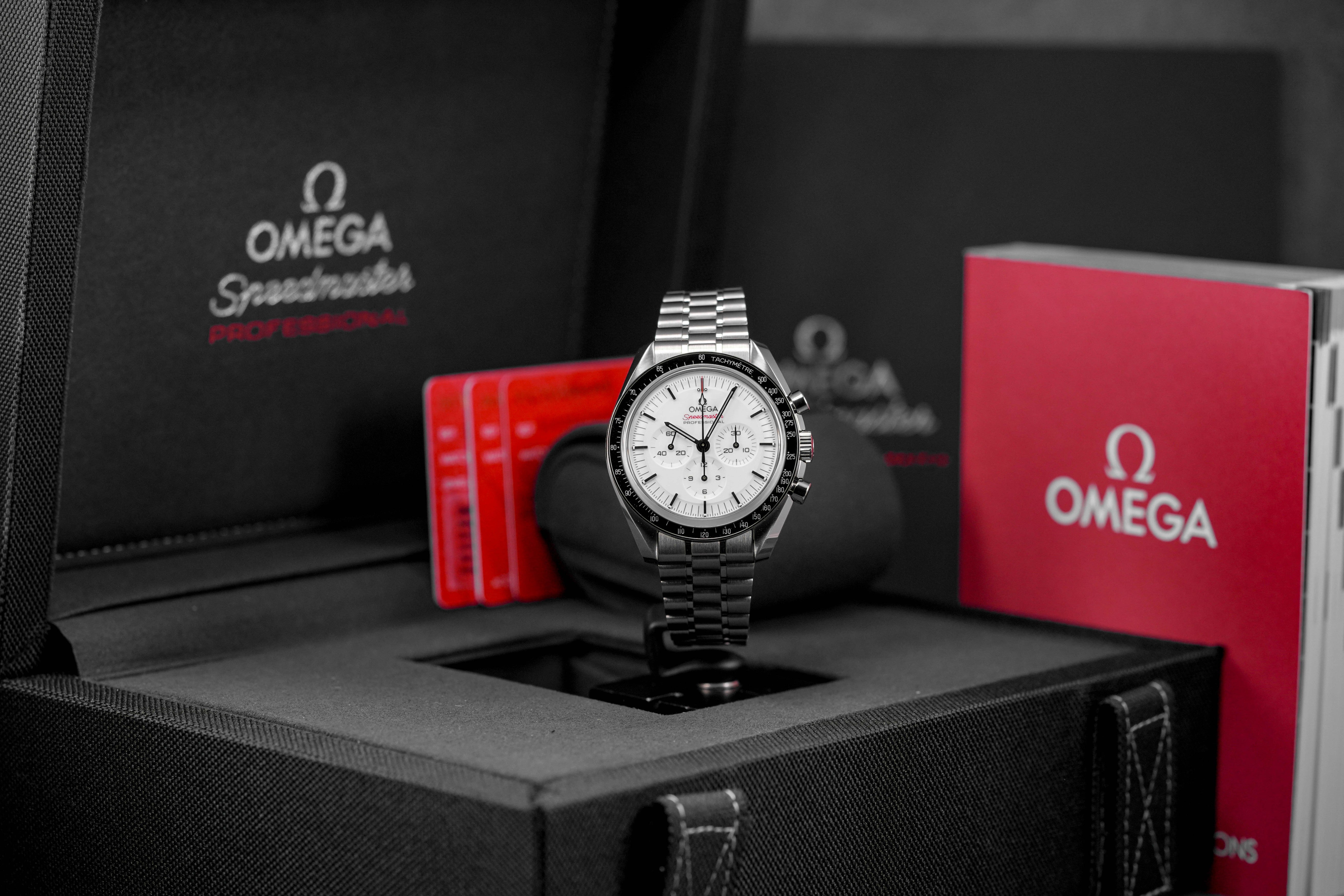 Harga Omega Speedmaster Moonwatch Sapphire White