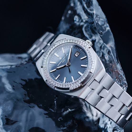 OVERSEAS QUARTZ BLUE DIAL DIAMOND BEZEL (2024)