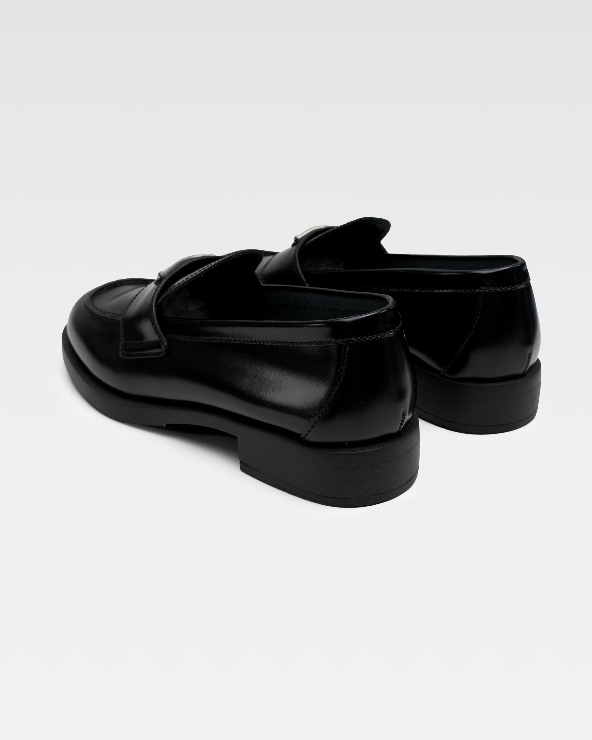 TRIANGLE LOGO LEATHER LOAFER BLACK