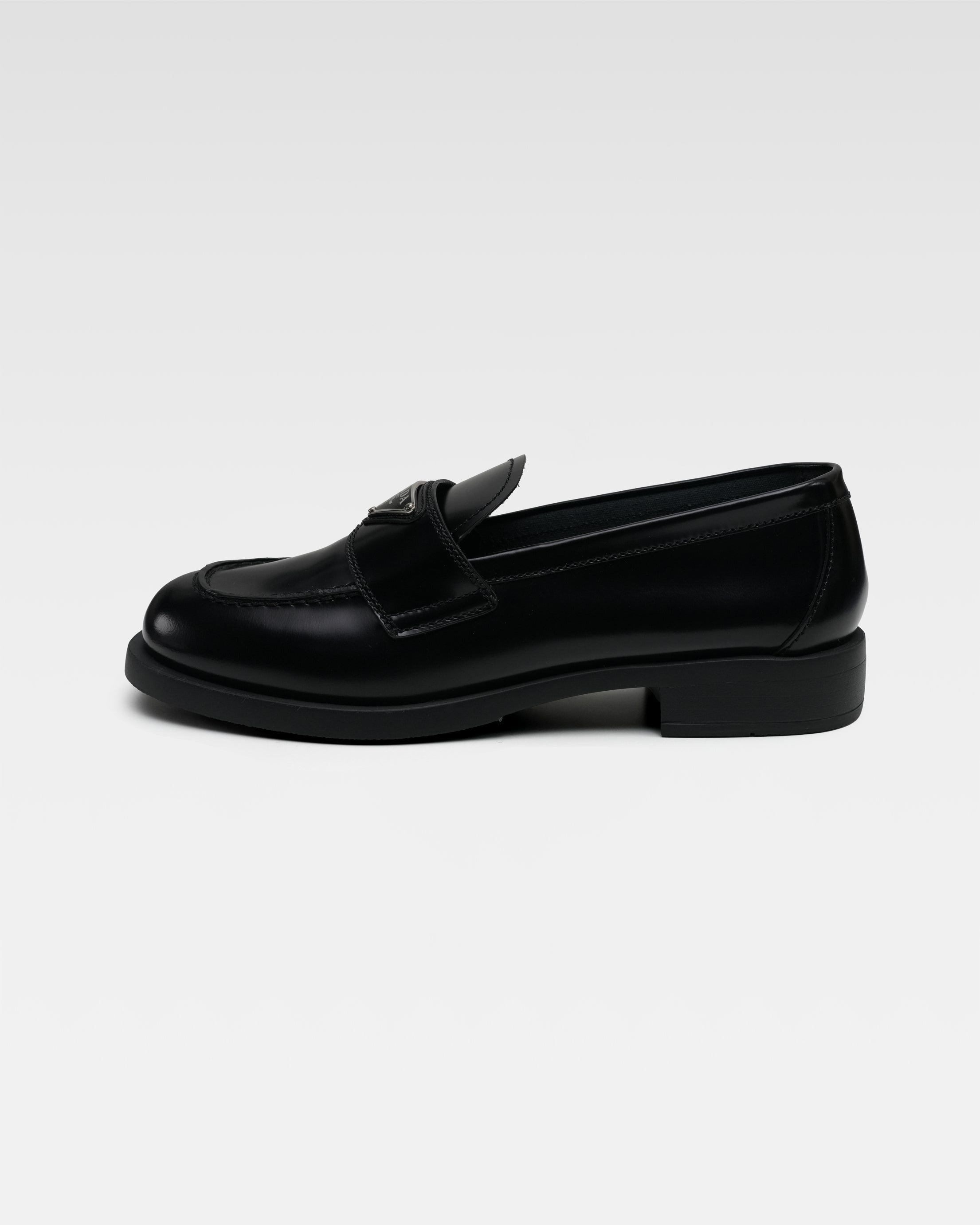 TRIANGLE LOGO LEATHER LOAFER BLACK