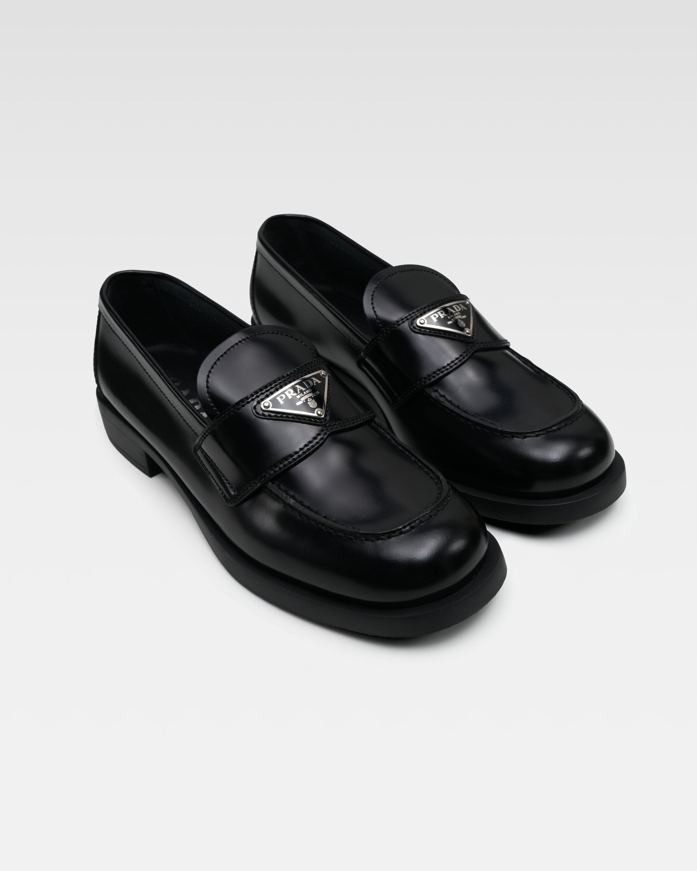 TRIANGLE LOGO LEATHER LOAFER BLACK