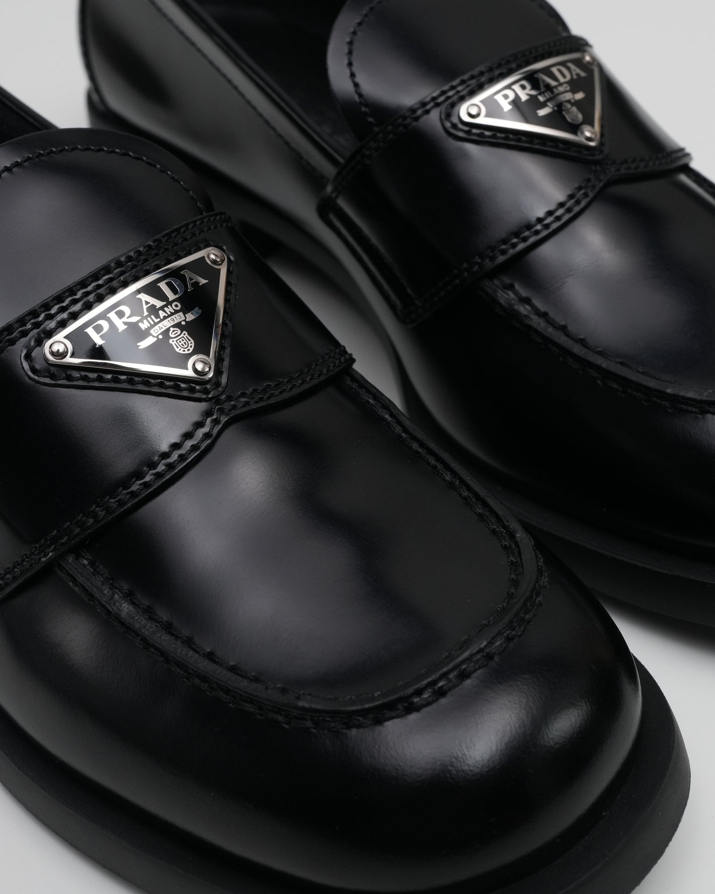 TRIANGLE LOGO LEATHER LOAFER BLACK