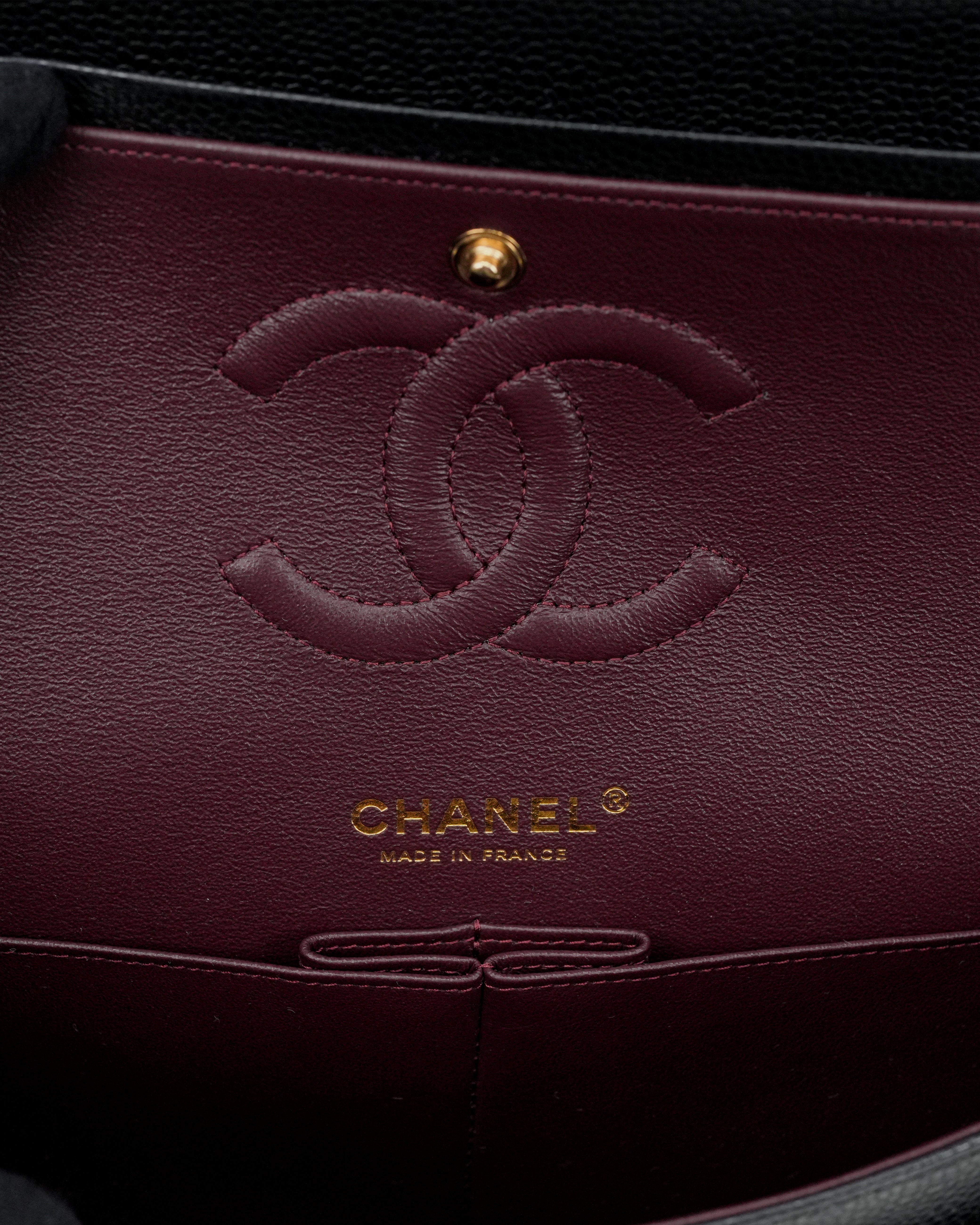 MEDIUM CLASSIC FLAP BLACK CAVIAR GOLDHARDWARE