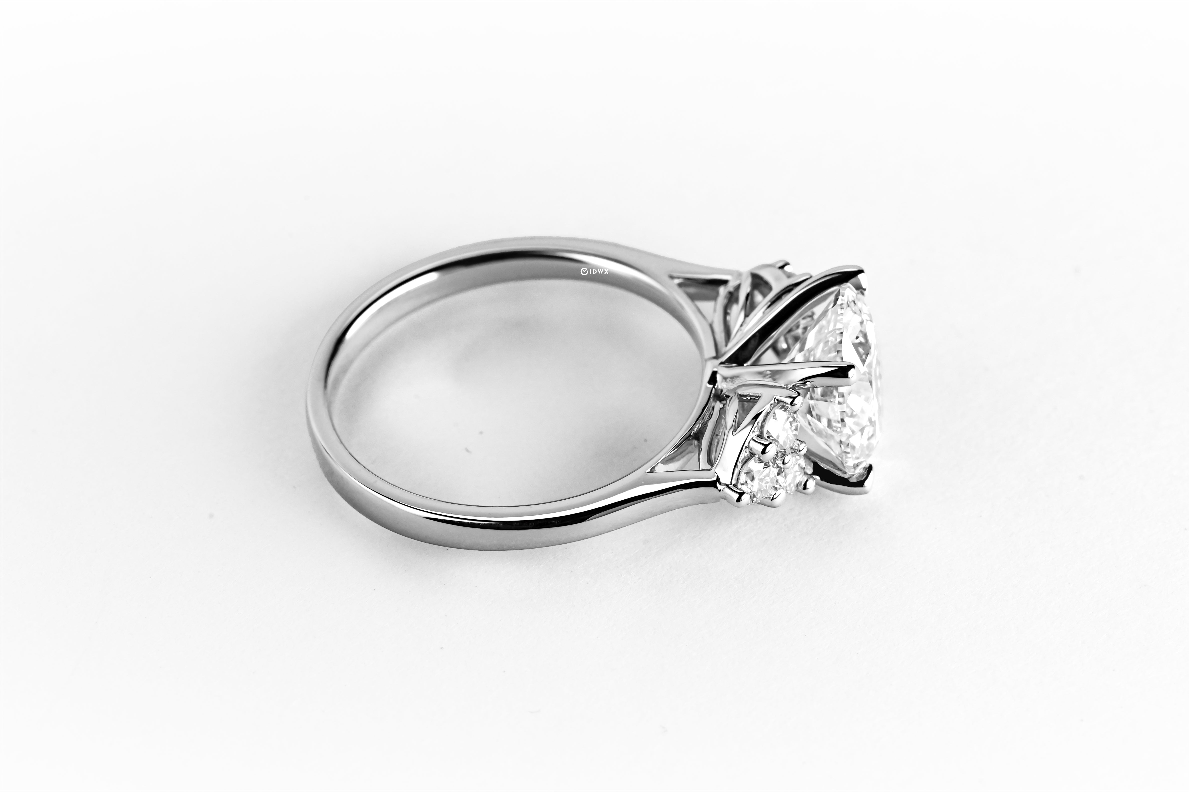 2CT ROUND BRILLIANT SIDE-STONE WHITEGOLD RING