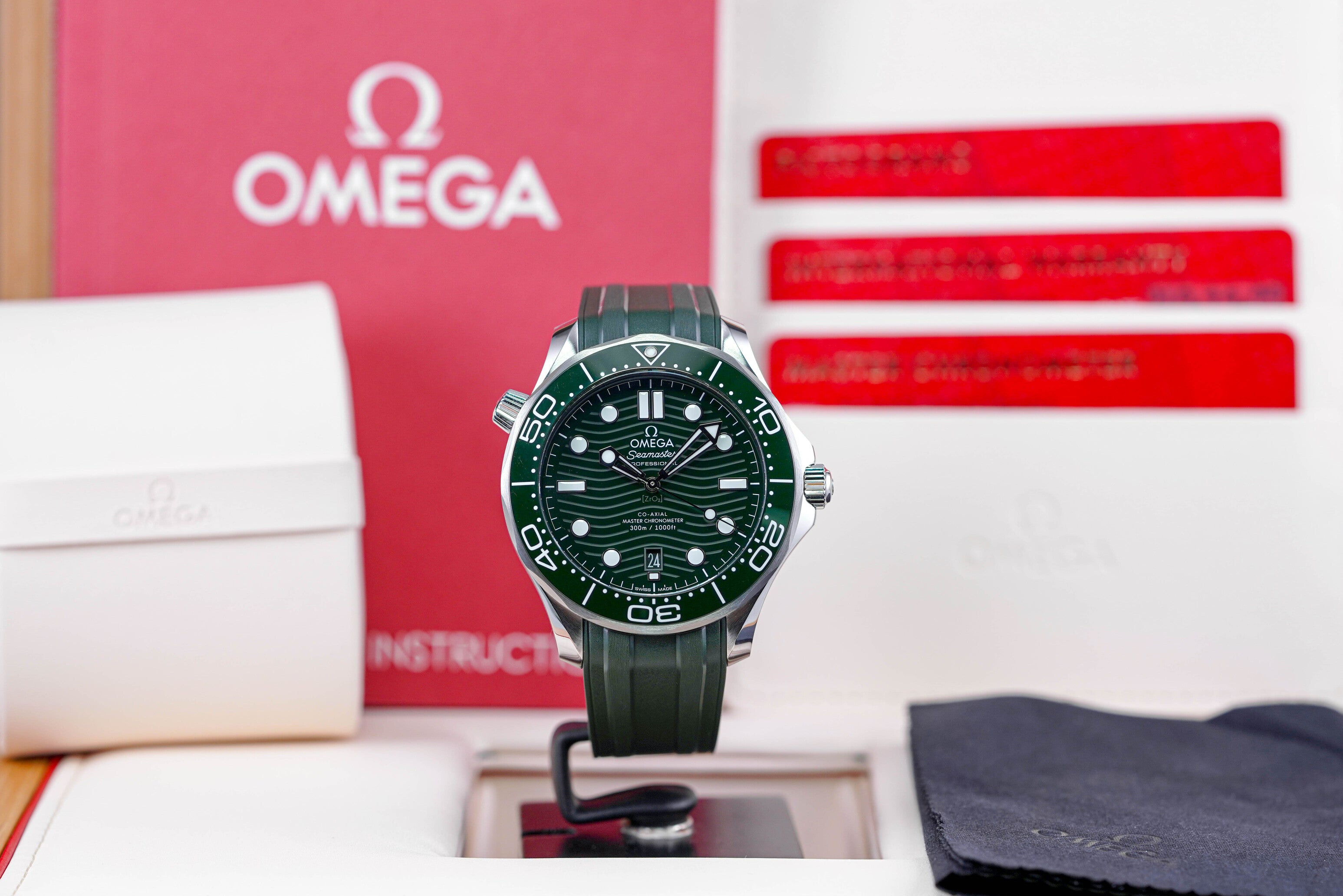 SEAMASTER DIVER 300 GREEN DIAL RUBBER STRAP (2023)