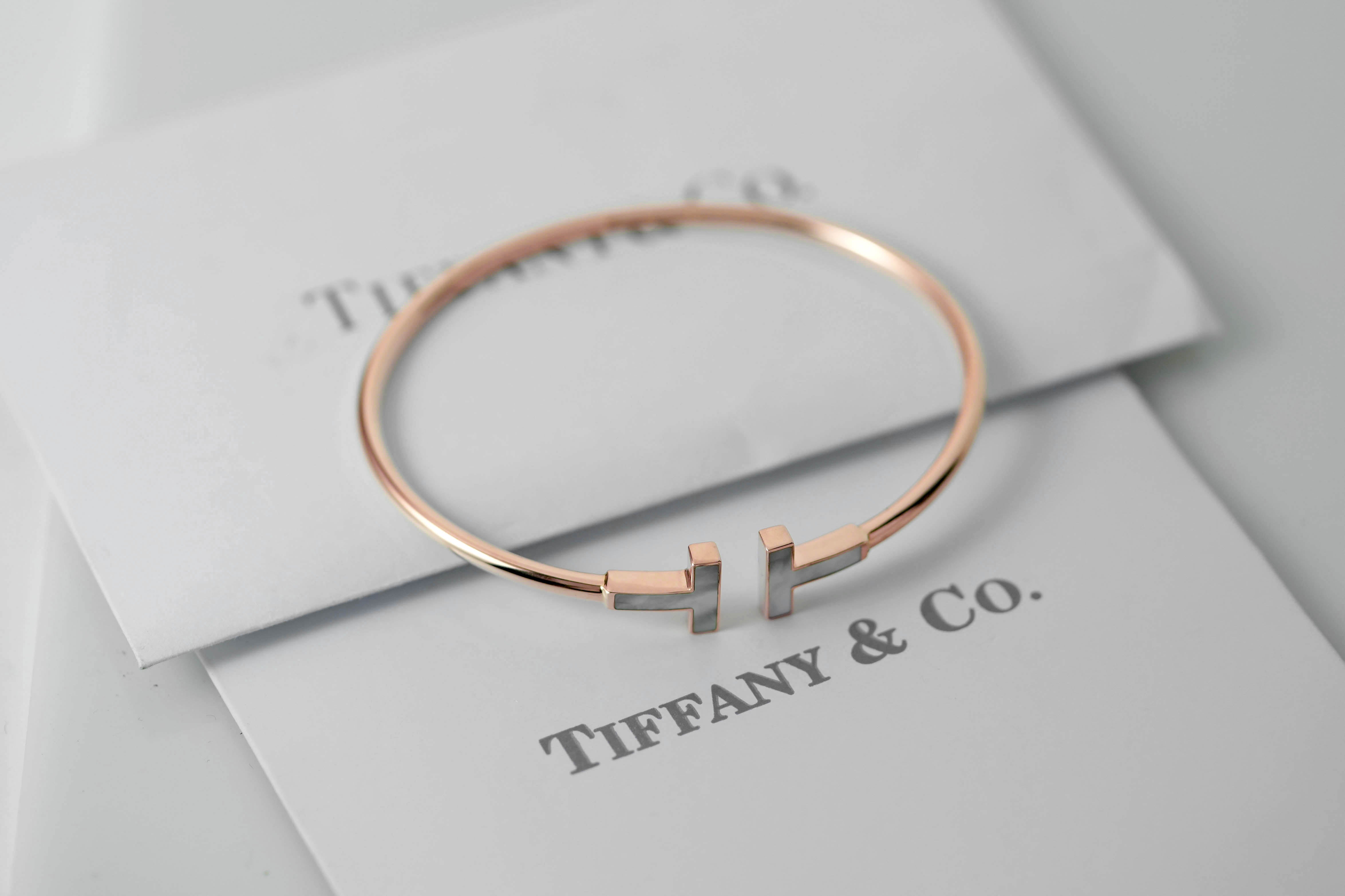 TIFFANY & CO. T WIRE BRACELET MEDIUM MOP 18K ROSEGOLD - IDWX
