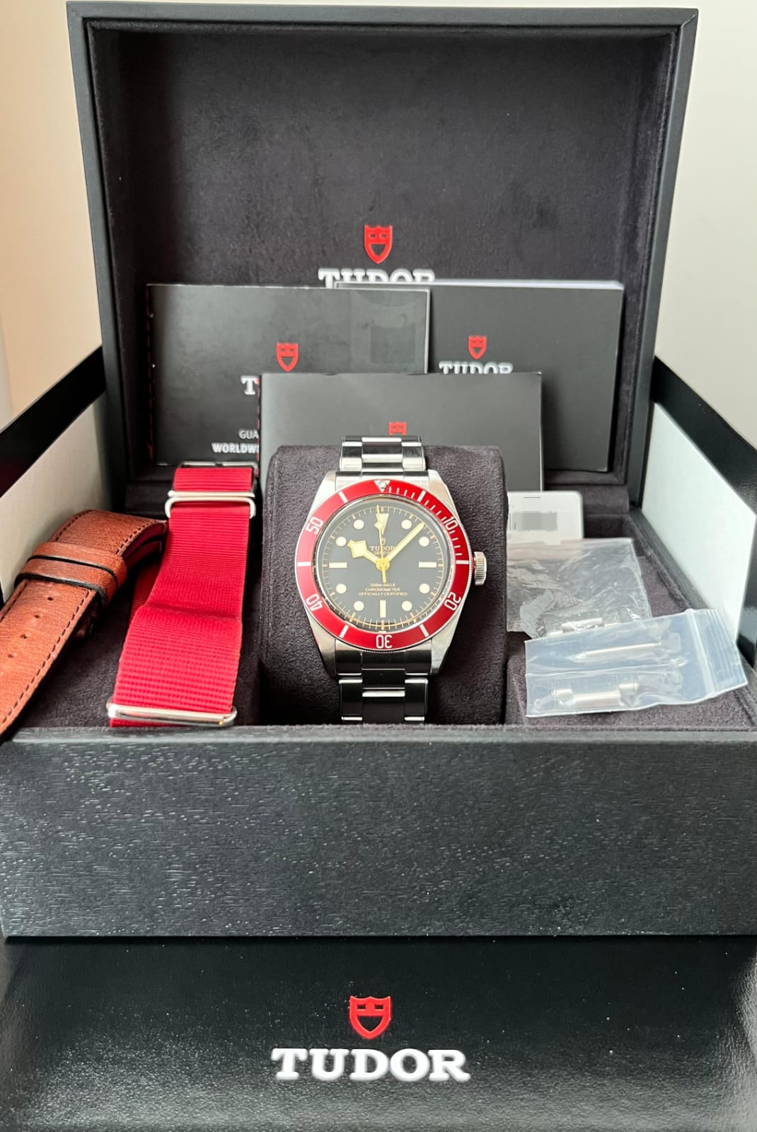 HERITAGE BLACK BAY 41 RED (WATCH & BOX)