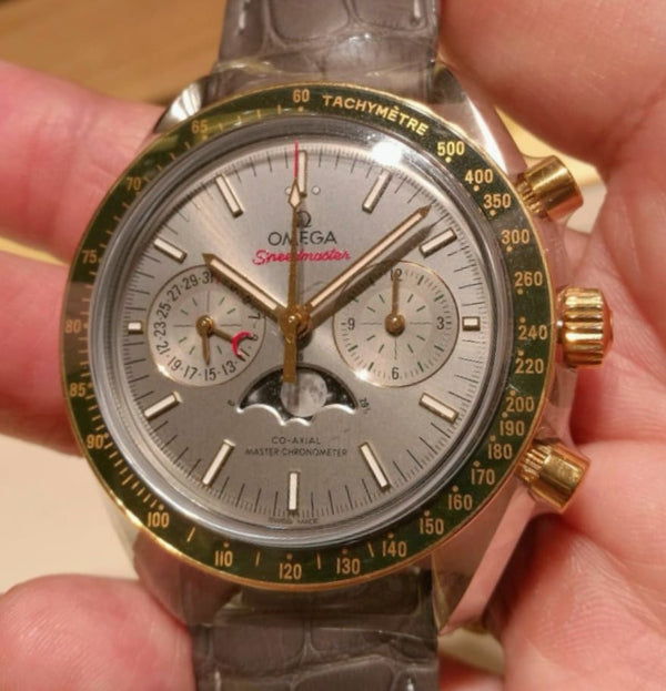 SPEEDMASTER MOONPHASE TWOTONE YELLOWGOLD GREEN BEZEL SILVER DIAL LEATHER STRAP (2018)