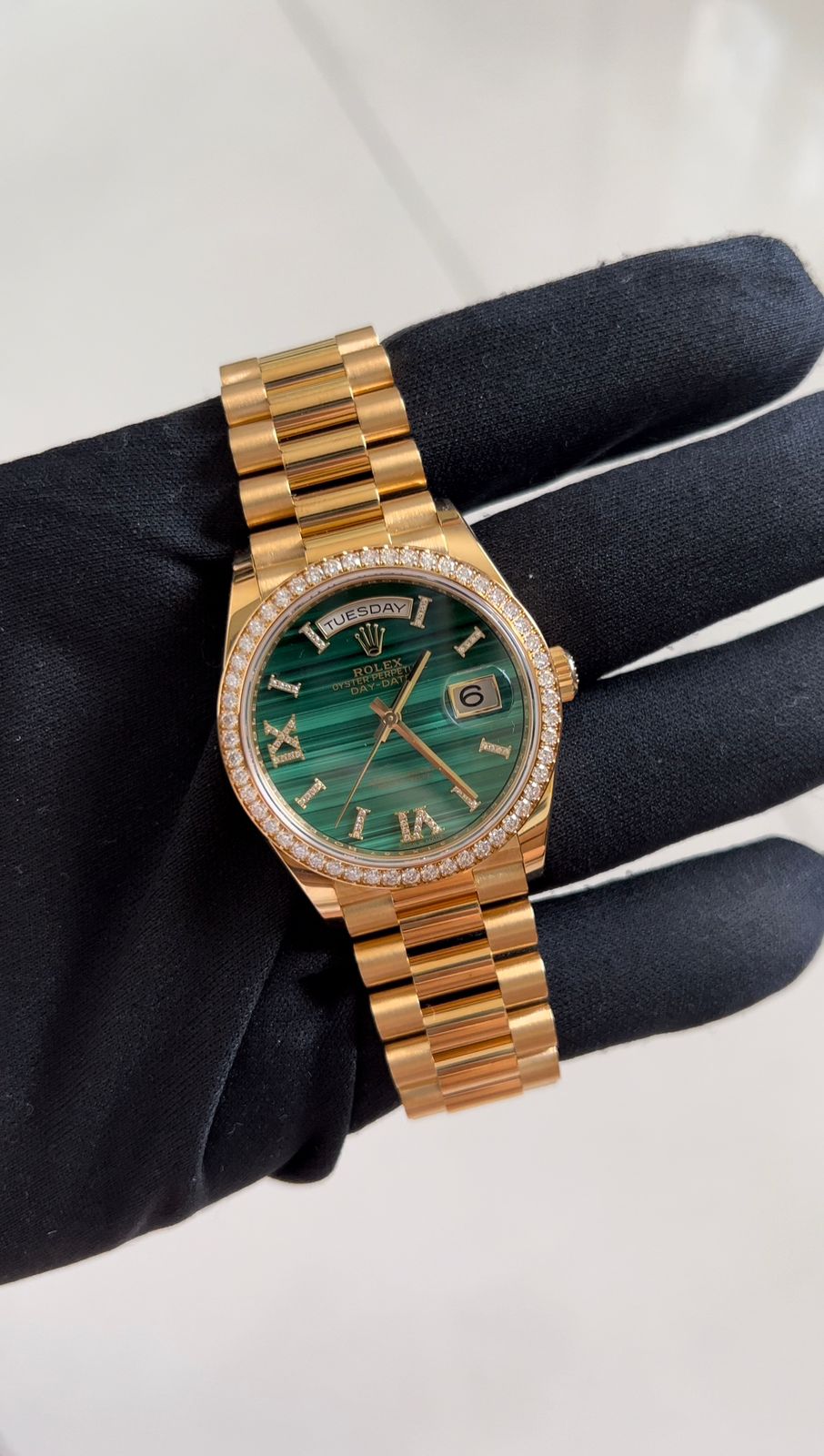 DAYDATE 36MM YELLOWGOLD GREEN MALACHITE ROMAN DIAL DIAMOND BEZEL (2023)