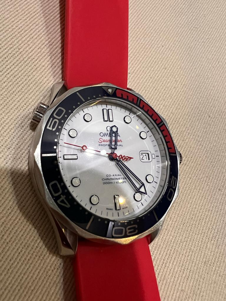 SEAMASTER DIVER 300M JAMES BOND 'COMMANDER'S WATCH 007' WHITE DIAL RED RUBBER STRAP (2017)
