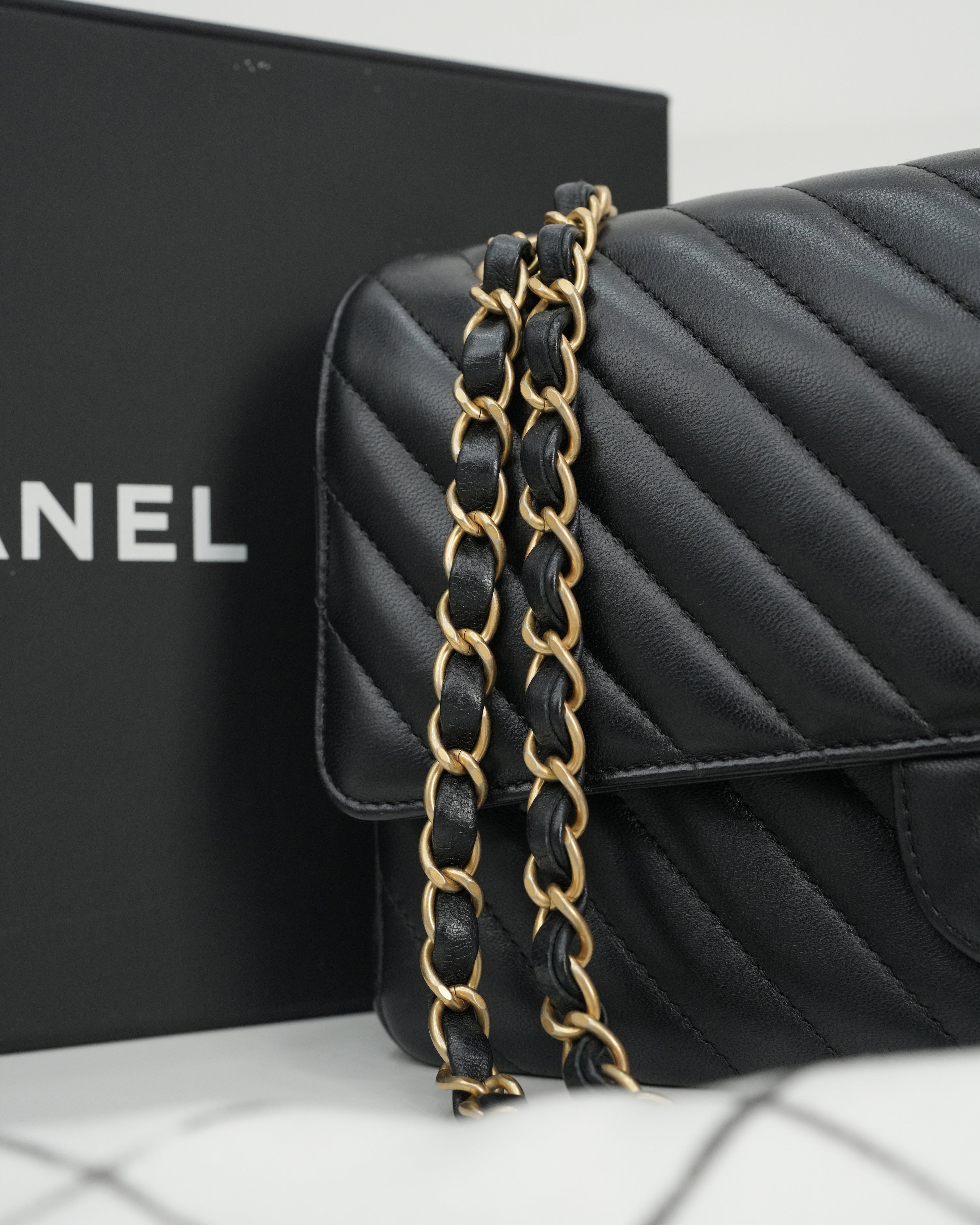 CLASSIC DOUBLE FLAP MEDIUM CHEVRON LAMBSKIN (MATTE) GHW BLACK