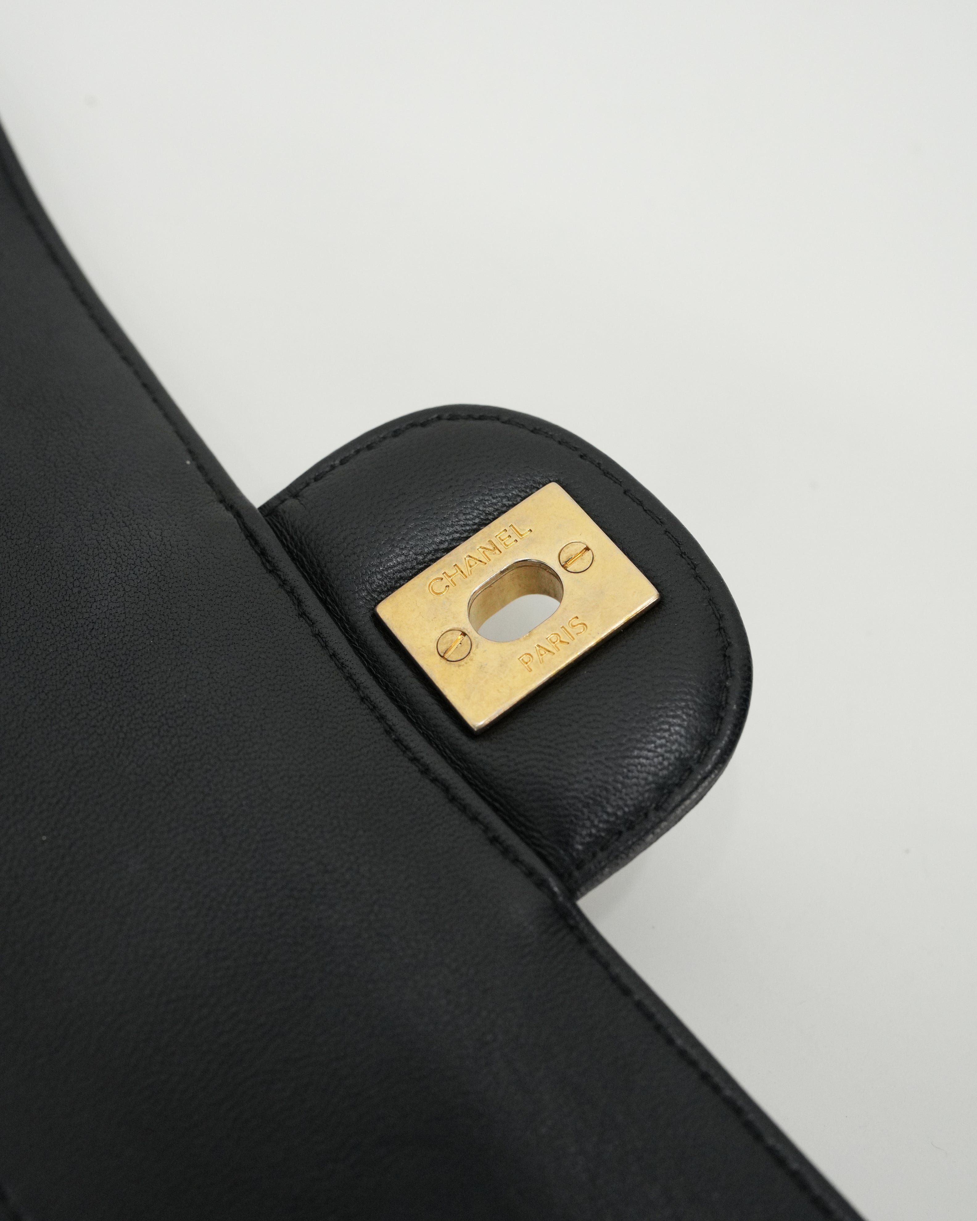 CLASSIC DOUBLE FLAP MEDIUM CHEVRON LAMBSKIN (MATTE) GHW BLACK