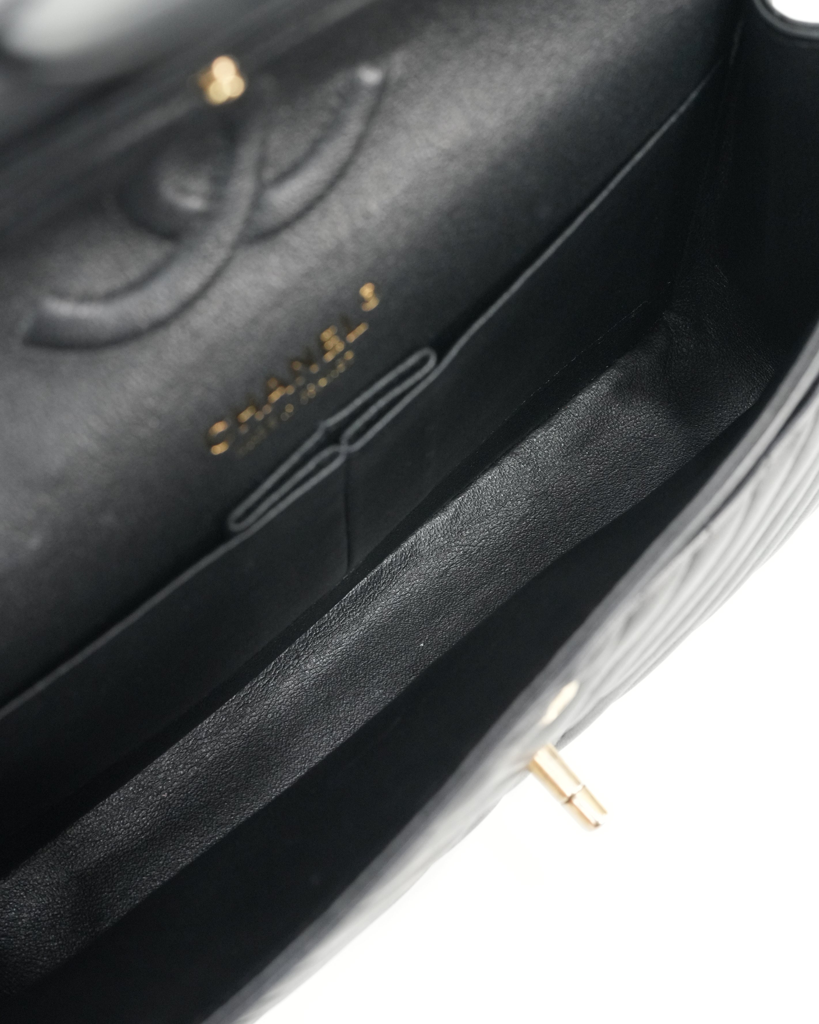 CLASSIC DOUBLE FLAP MEDIUM CHEVRON LAMBSKIN (MATTE) GHW BLACK