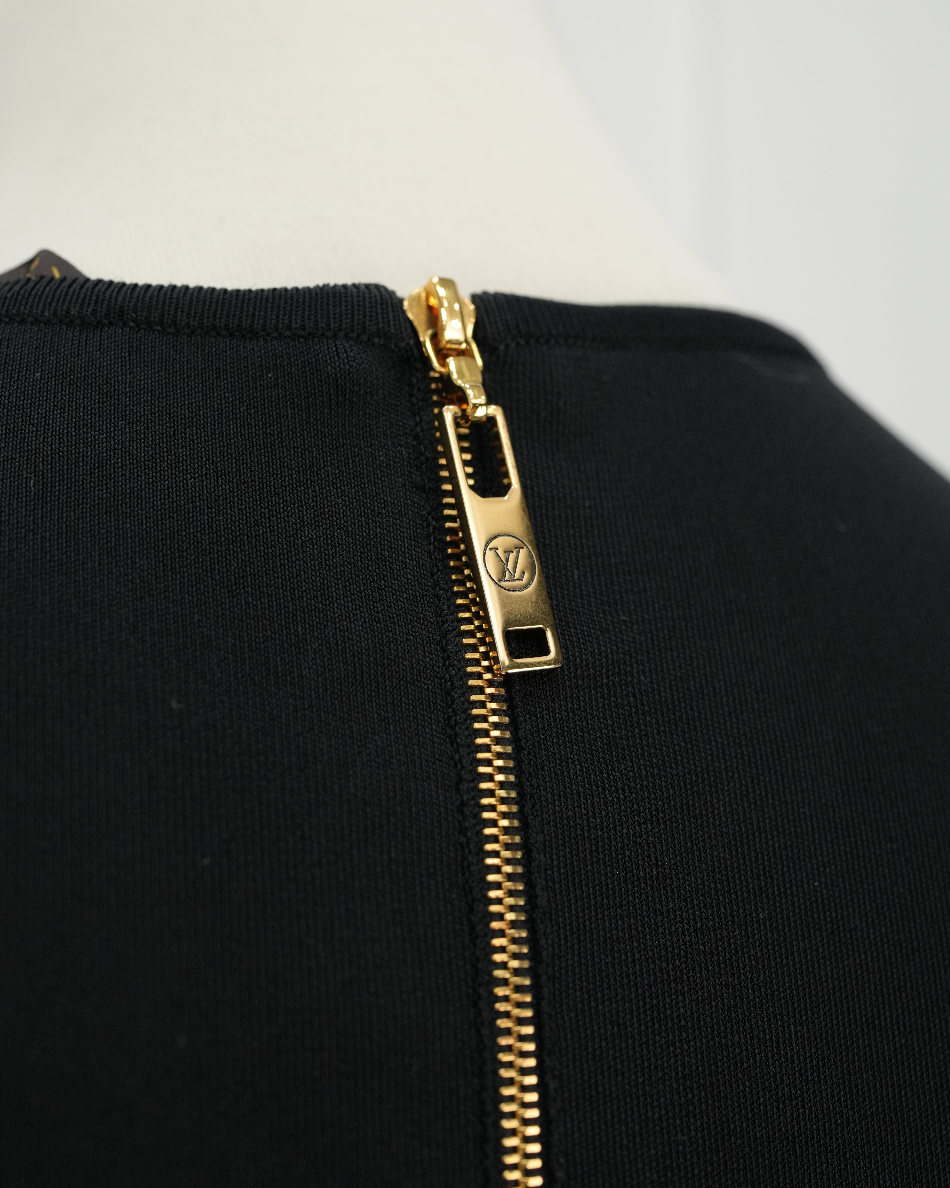 FIT-AND-FLARE BLACK DRESS WITH GOLD DETAILING SIZE M