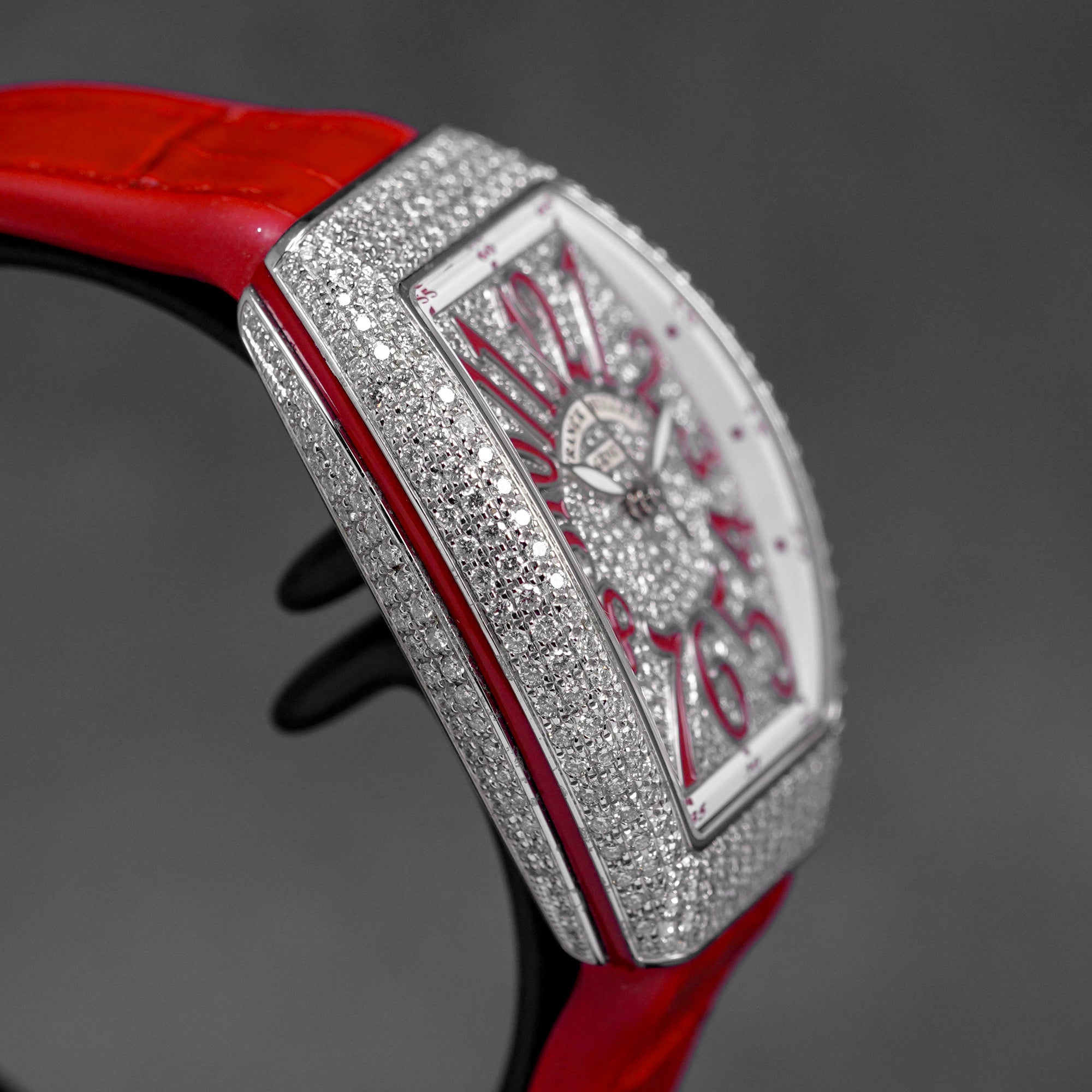 V32 RED DIAMOND DIAL (2022)