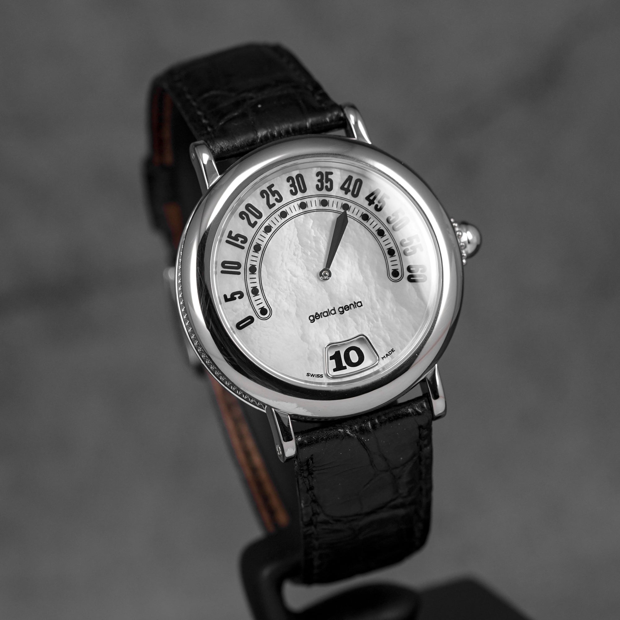 GERALD GENTA RETRO CLASSIC JUMP HOUR WHITEGOLD MOP DIAL (WATCH