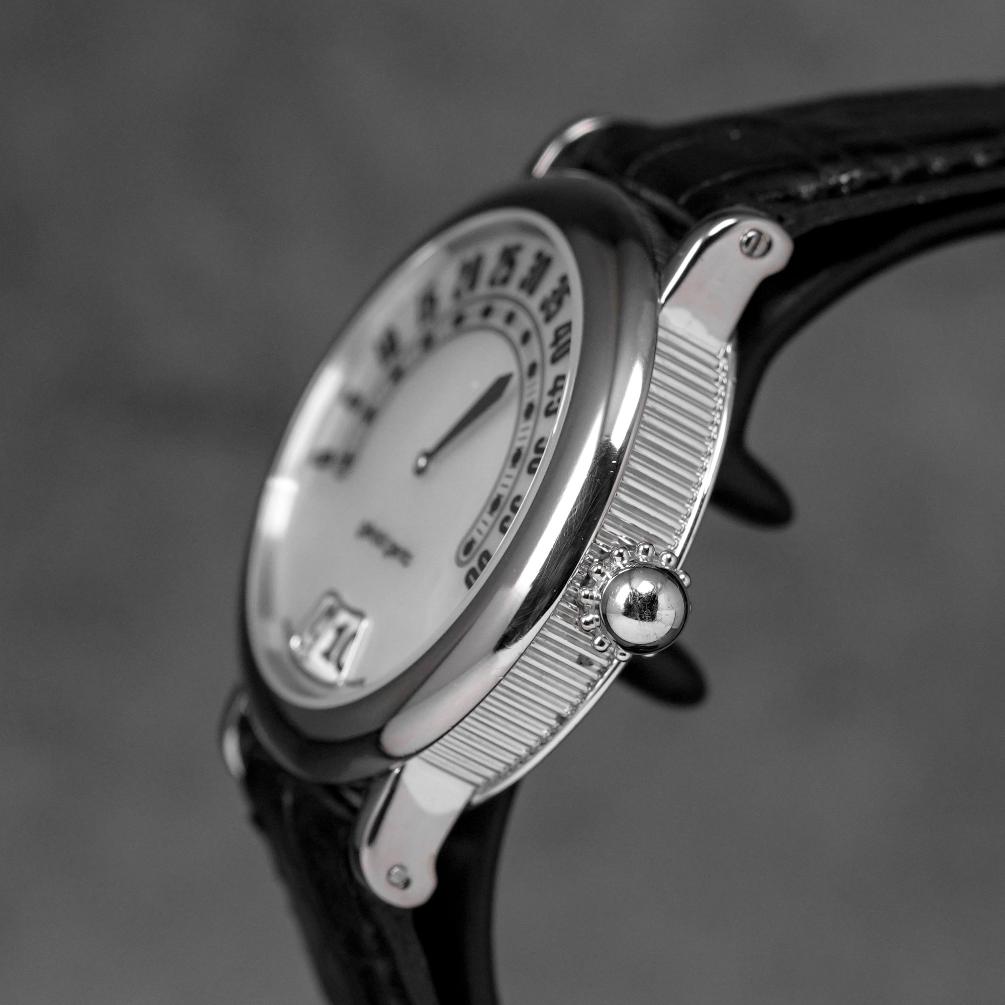 GERALD GENTA RETRO CLASSIC JUMP HOUR WHITEGOLD MOP DIAL (WATCH