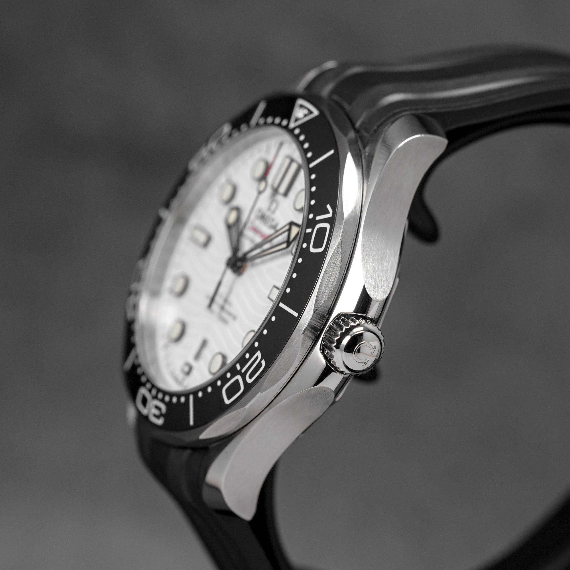 SEAMASTER DIVER 300 WHITE DIAL RUBBER STRAP (2023)