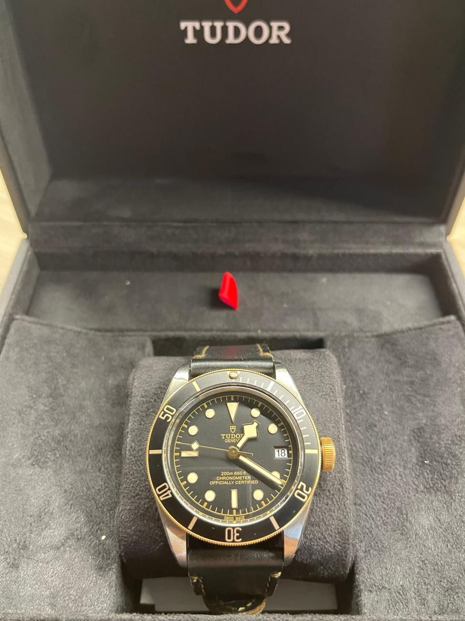 BLACK BAY TWOTONE YELLOWGOLD BLACK DIAL LEATHER STRAP (2018)