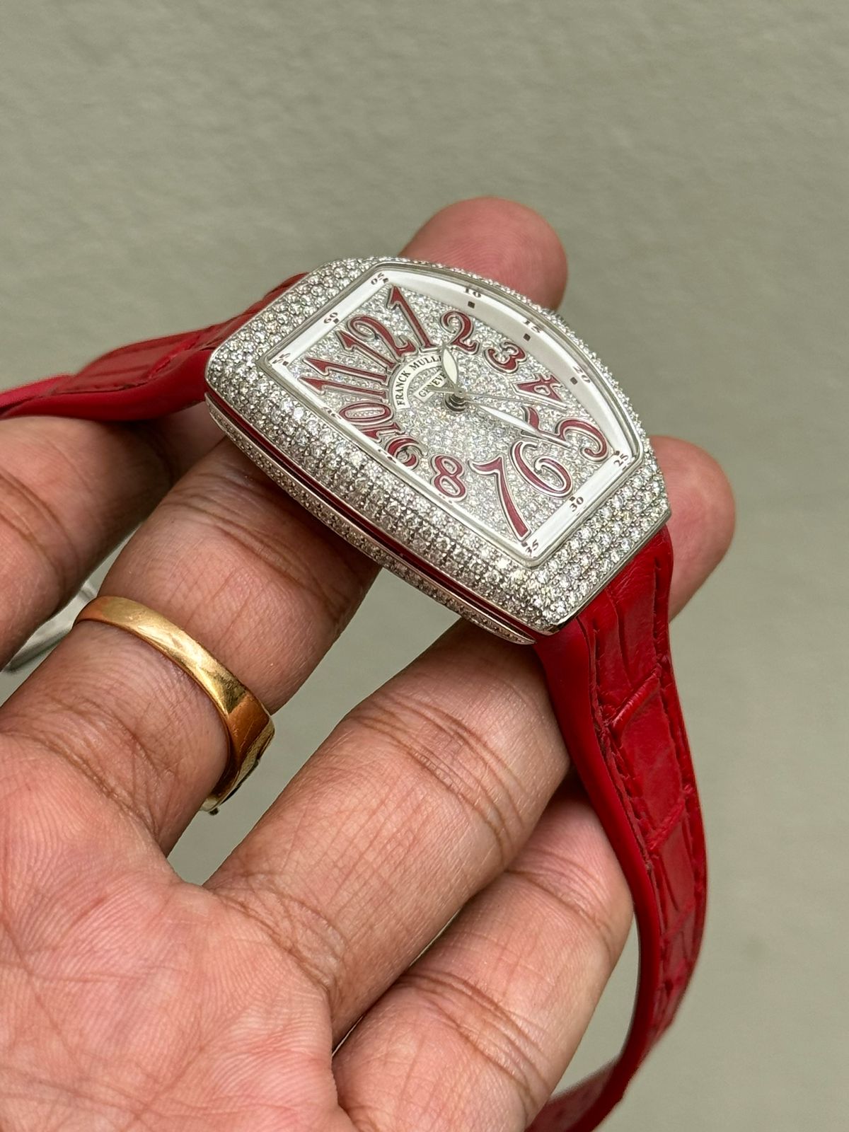 V32 RED DIAMOND DIAL (2021)