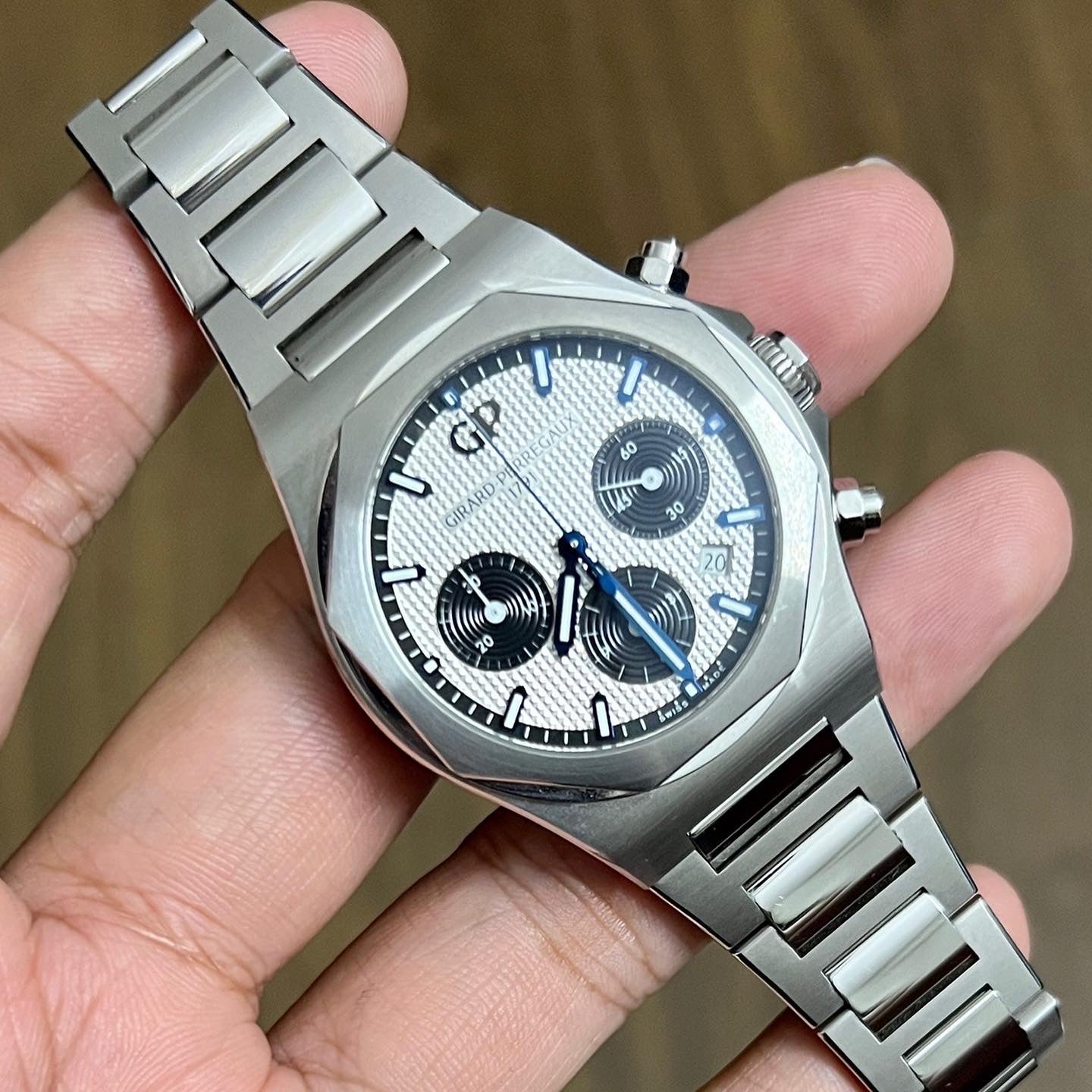 GIRARD PERREGAUX LAUREATO CHRONOGRAPH WHITE PANDA DIAL 2022 IDWX