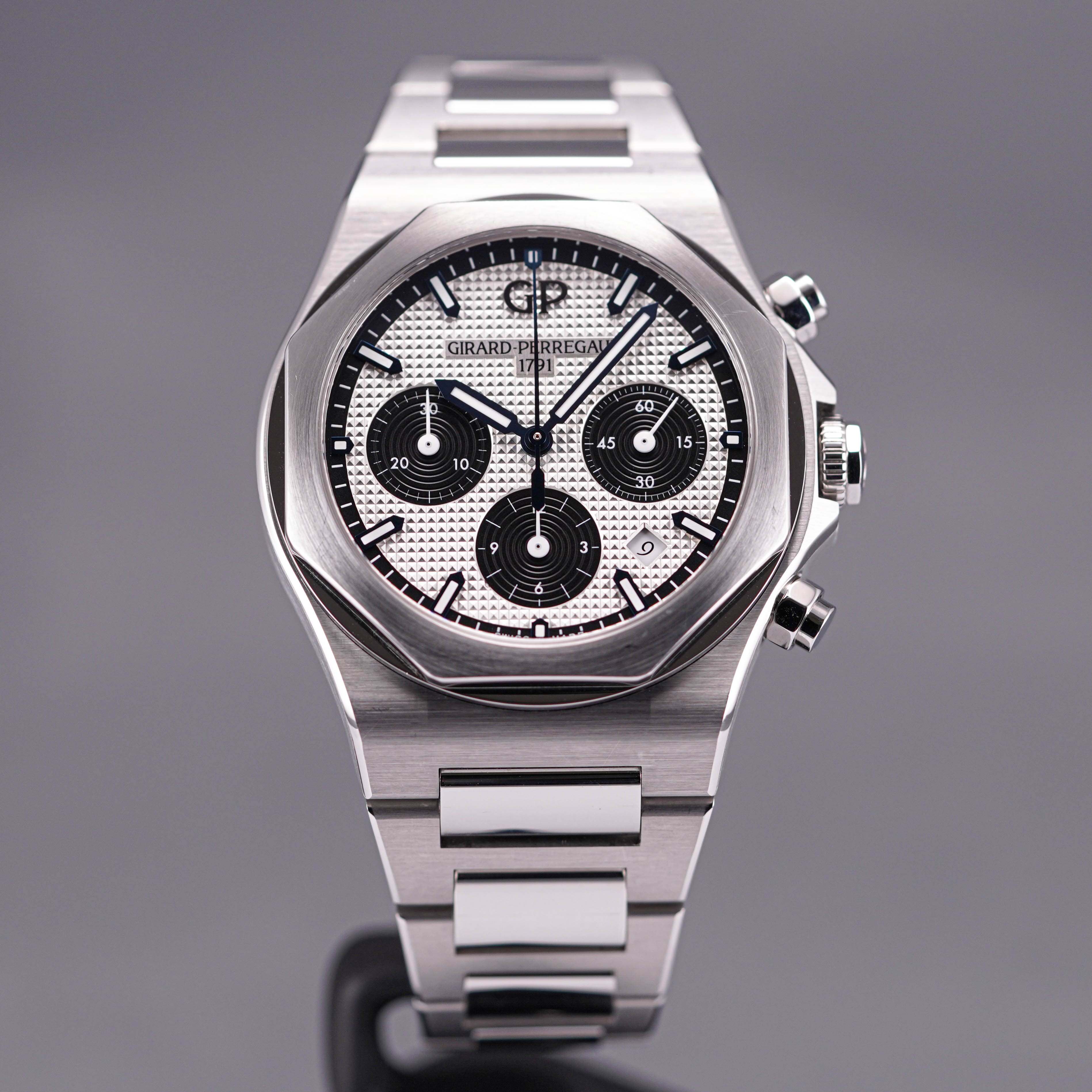 GIRARD PERREGAUX LAUREATO CHRONOGRAPH WHITE PANDA DIAL (2019) IDWX