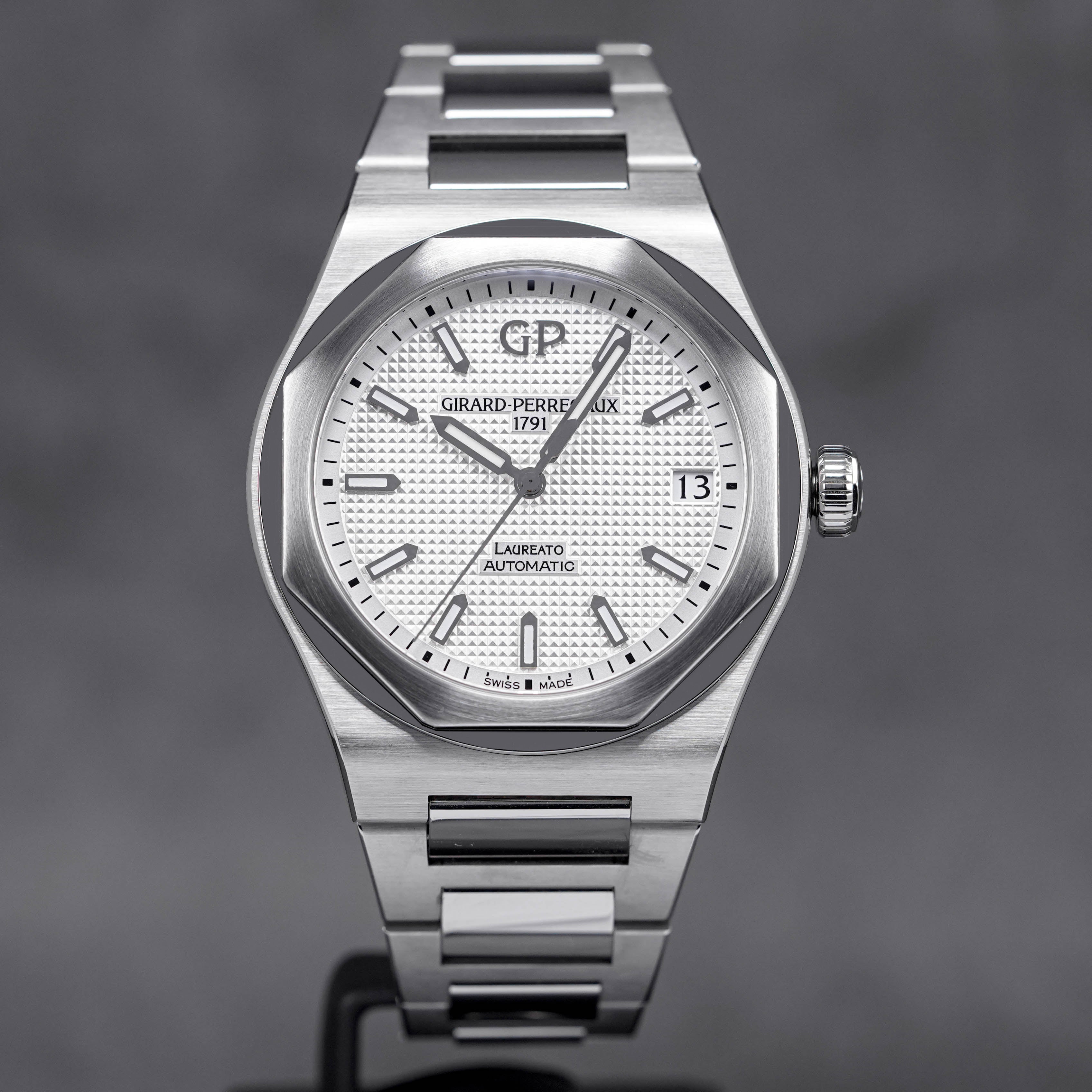 GIRARD PERREGAUX LAUREATO WHITE DIAL 2019 IDWX