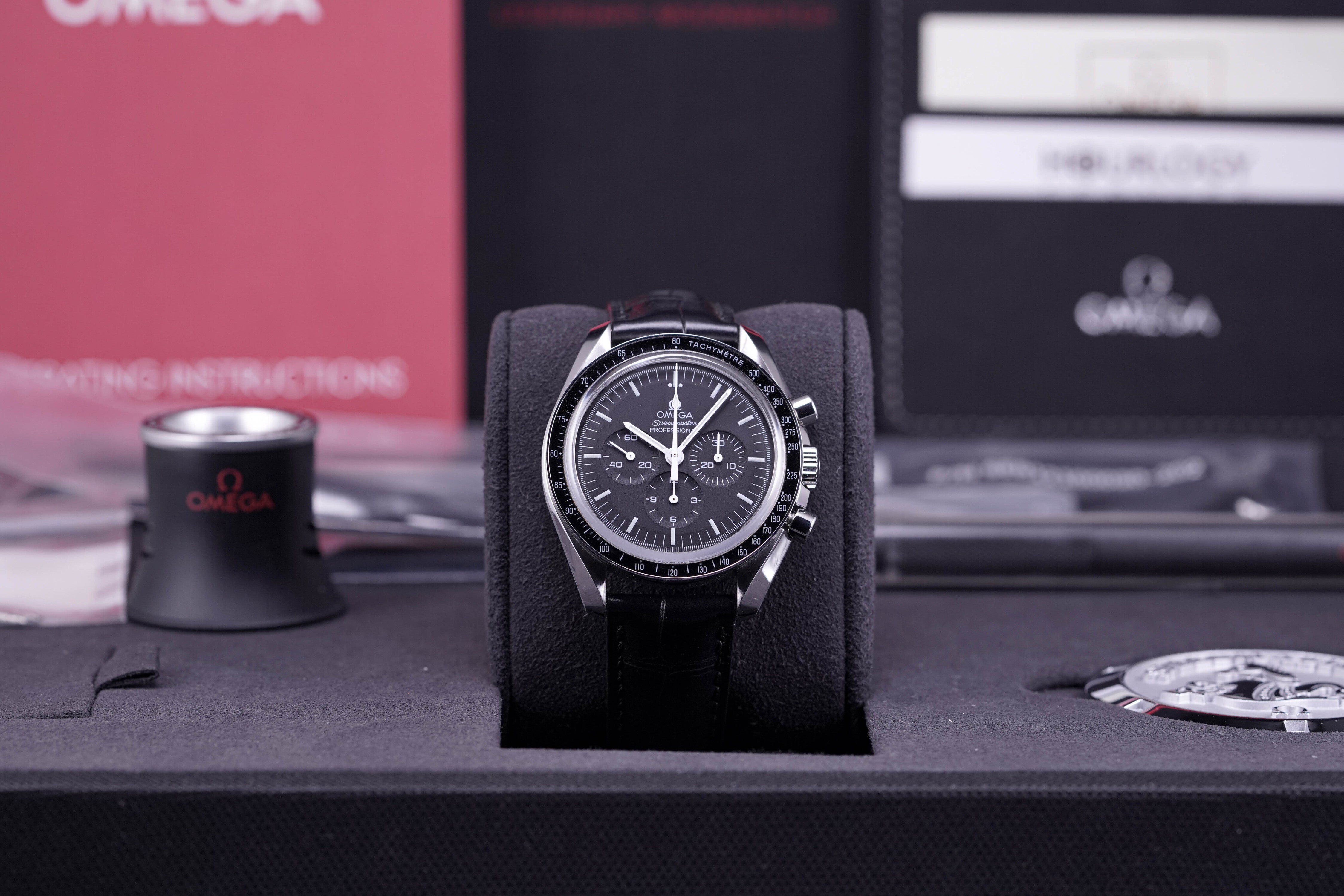 SPEEDMASTER MOONWATCH SAPPHIRE WITH LEATHER STRAP (2020)