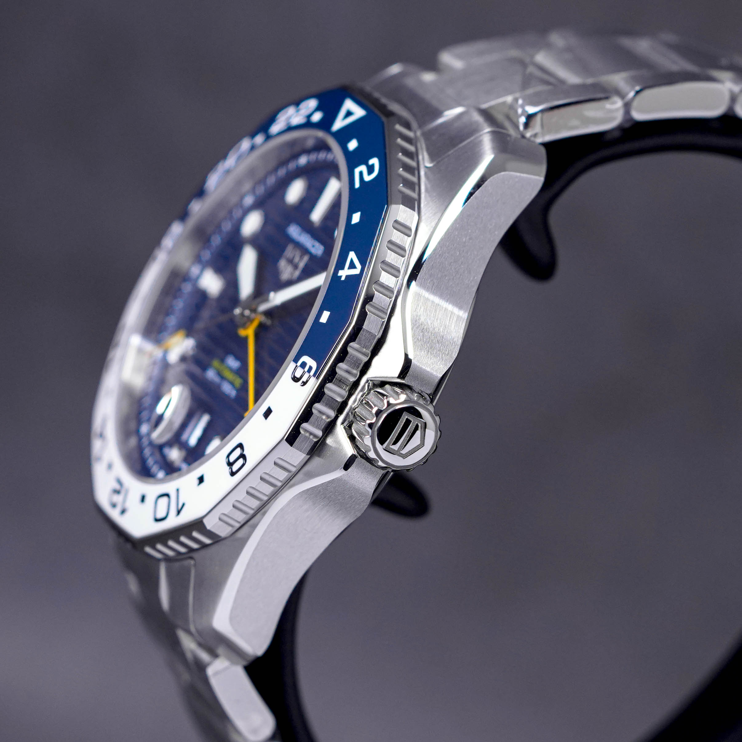 TAG HEUER AQUARACER 300M CALIBRE 7 GMT 'SMURF' (2023) - IDWX